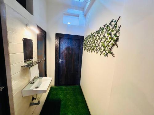 bagno con lavandino e porta di AP Suite - Full Luxury Villa a Ujjain