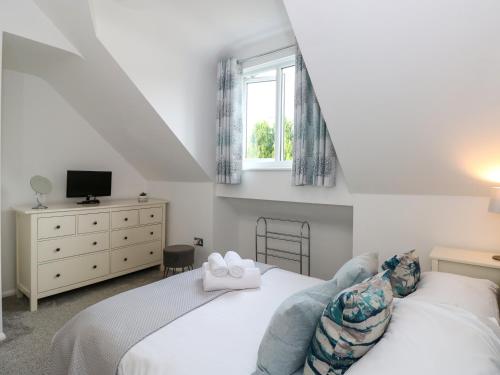 Un dormitorio con dos camas y una ventana. en The Sanctuary, en Windermere