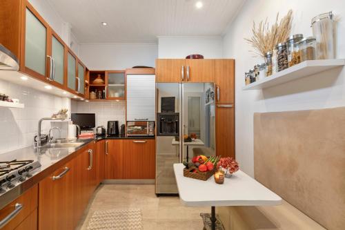 - une cuisine avec des placards en bois et une table avec des fruits dans l'établissement Unique sea view apartment, center, 100m2, à Nice