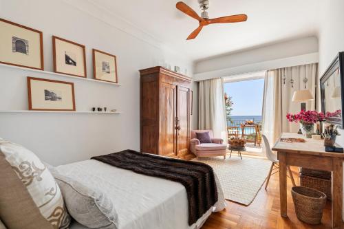 une chambre avec un lit, un bureau et une fenêtre dans l'établissement Unique sea view apartment, center, 100m2, à Nice