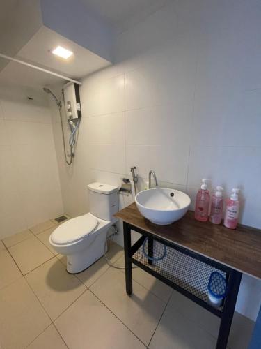 La salle de bains est pourvue de toilettes et d'un lavabo. dans l'établissement Cozy Party House in Damansara Perdana - Perfect Location, à Petaling Jaya
