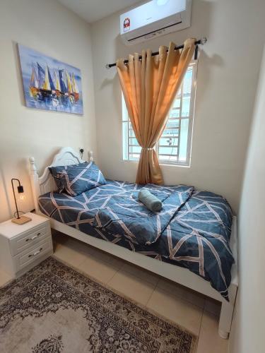 Postel nebo postele na pokoji v ubytování EEYANA HOMESTAY LAGENDA, TELUK INTAN