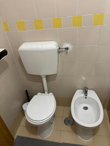 a bathroom with a toilet and a sink at Ranjeet felizarda in Lisbon