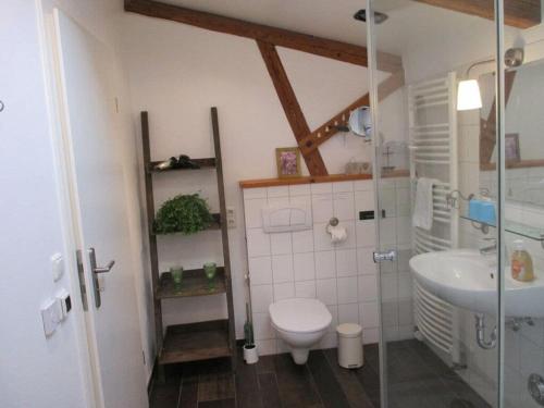een badkamer met een toilet en een wastafel bij Countryside holiday home near bus stop in Hattlund