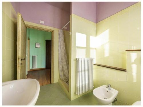 y baño con bañera blanca y lavamanos. en Villa Popiglio, en San Marcello Pistoiese