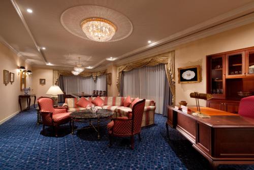 広島市にあるリーガロイヤルホテル広島のリビングルーム(ソファ、テーブル、椅子付)
