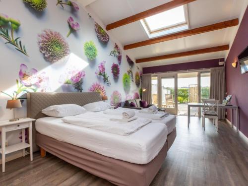 1 Schlafzimmer mit 2 Betten mit Blumen an der Wand in der Unterkunft Appealing studio with garden in Koudekerke