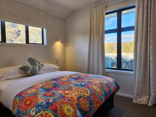 Ένα ή περισσότερα κρεβάτια σε δωμάτιο στο Equestrian View - Gorgeous Cozy Bungalow Shotover