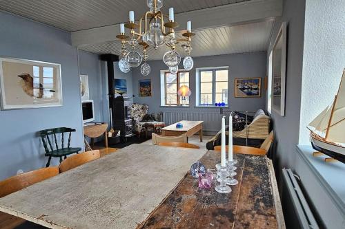 ein Esszimmer und ein Wohnzimmer mit einem Holztisch in der Unterkunft Fiskarvillan in Simrishamn