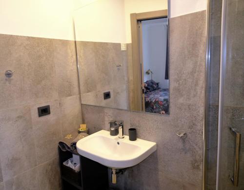y baño con lavabo y espejo. en Residenza Laurum, en Mandello del Lario