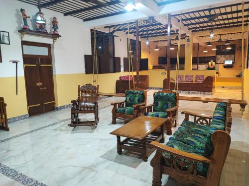 Un lugar para sentarse en Maha Periyava Kuteeram Family Room