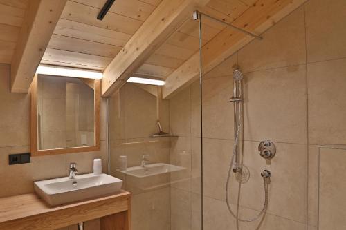 een badkamer met een douche en een wastafel bij Apartment Hoamat in Fulpmes