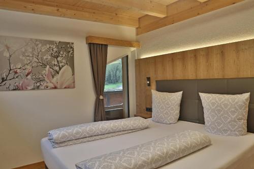 een slaapkamer met twee bedden en een raam bij Apartment Hoamat in Fulpmes