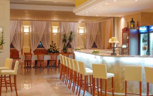 un restaurante con bar con sillas y mostrador en Hotel Bila Ruze, en Písek