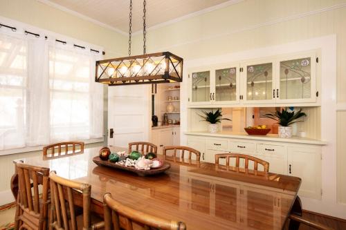 Aloha Junction Bed and Breakfast -Minutes away from Hawaii Volcanoes National Parkにあるキッチンまたは簡易キッチン