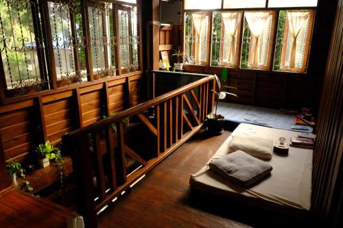 a room with a bed in a room with windows at Yor Song Hostel in Pai