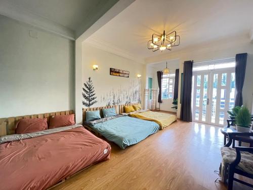 sala de estar con 2 camas y sofá en PINETOWN Homestay, en Da Lat