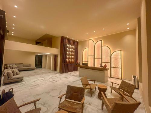 ein großes Wohnzimmer mit Stühlen und einem Sofa in der Unterkunft Ekati Mare Boutique Resort in Kavos