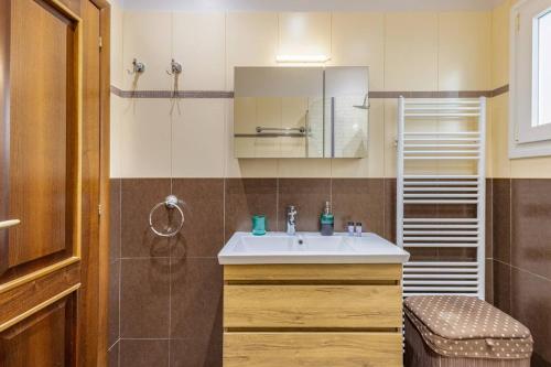 uma casa de banho com um lavatório e um chuveiro em Villa Edem em Kassiopi