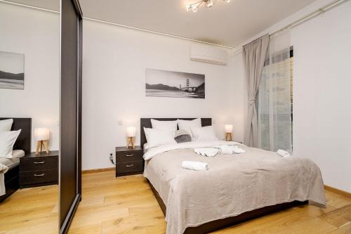 Un pat sau paturi într-o cameră la Romexpo Relax Spacious Apartment