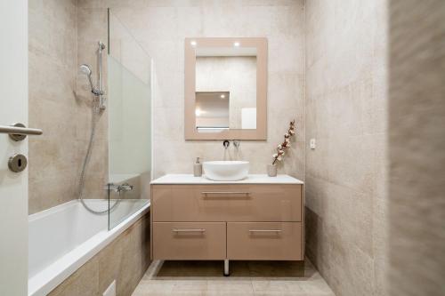 O baie la Romexpo Relax Spacious Apartment