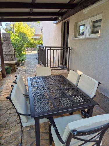 czarny stół i krzesła na patio w obiekcie Holiday Home Marija w mieście Vantačići