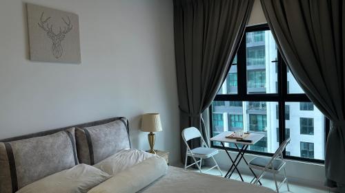1 dormitorio con cama, mesa y ventana en Cozy Studio Kuala Lumpur by LH, en Kuala Lumpur