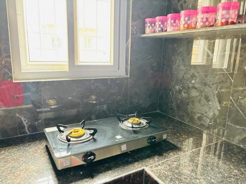 a kitchen with two plates of food on a stove at Sumitralay Bhawan in Rānchī