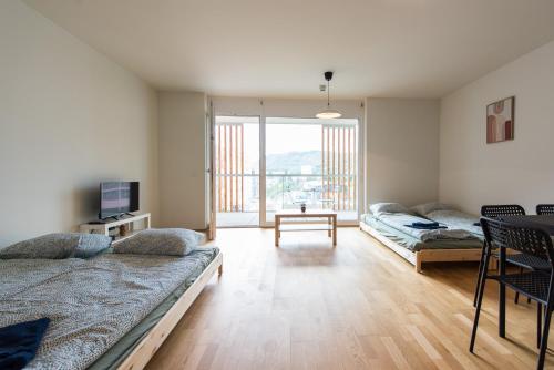 Giường trong phòng chung tại Muzeta Graz - Eco-Friendly Parkview Holiday Apartments in Graz’s Smart City
