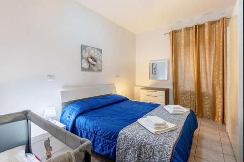 1 dormitorio con 1 cama azul y vestidor en Genysweethome, en Solferino