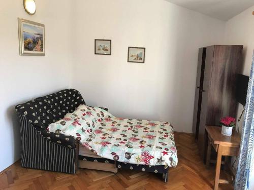 een woonkamer met een bed en een tafel bij Put Lokvice 50 in Novalja