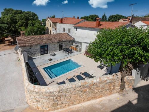 Uma vista da piscina em Dvori Comfortable holiday residence ou nos arredores