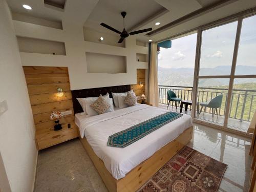 sypialnia z dużym łóżkiem i dużym oknem w obiekcie Kamlesh Lodge w mieście Bhavnagar