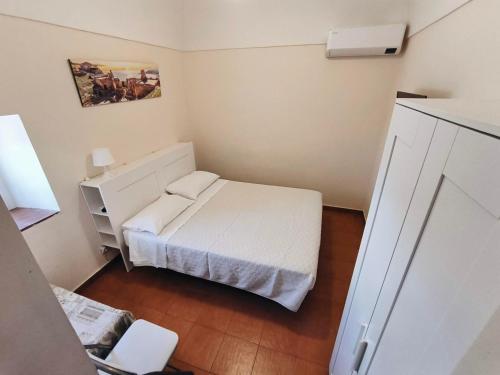 Dormitorio pequeño con cama y vestidor en Villa Egle Belpasso, villa vacanza con piscina, en Belpasso