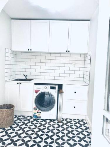 a laundry room with a washing machine in a kitchen at Blue Dreams in Sydney