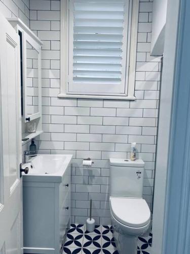 a small bathroom with a toilet and a sink at Blue Dreams in Sydney