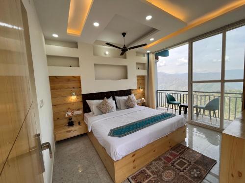 1 dormitorio con 1 cama grande y balcón en Shekhar Royal classic, en Bhavnagar
