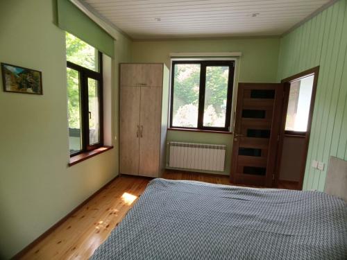 伊斯梅爾雷的住宿－Istisu Valley Spa，一间空卧室,配有床和2个窗户