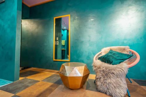 a room with a chair and a mirror and a table at シートピア恩納村 徒歩3分でビーチへ 6名宿泊可能 空港直通バス停目前で便利 in Fuzuchi