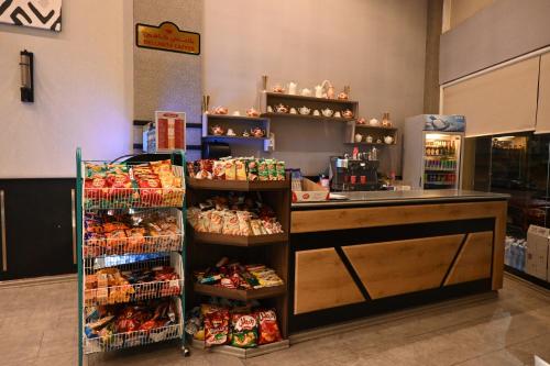 un negozio di alimentari con bancone e scaffali di cibo di فندق بلانتي a Medina