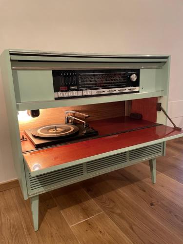 a cabinet with a record player on top of it at Langhetta's house - Alta Langa in Murazzano