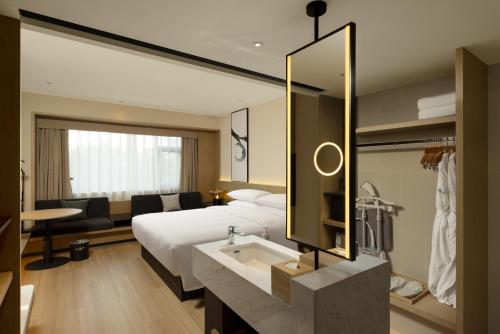 Ein Bett oder Betten in einem Zimmer der Unterkunft Fairfield by Marriott Lijiang Ancient Town