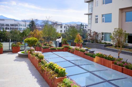 Ein Garten an der Unterkunft Fairfield by Marriott Lijiang Ancient Town