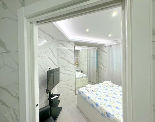 En eller flere senge i et værelse på Marco House - Seaview Apartment - Anzio