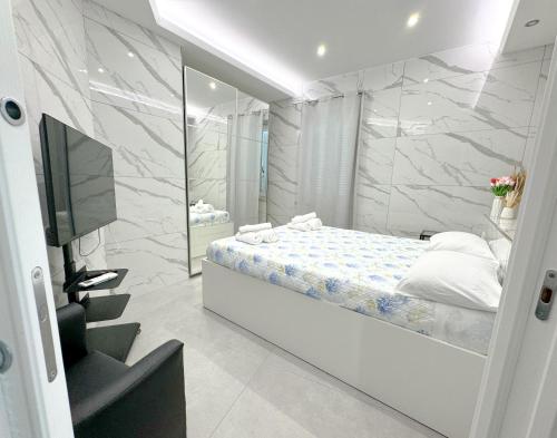 una camera con un letto e una televisione di Marco House - Seaview Apartment - Anzio ad Anzio