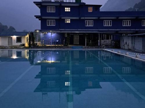 an empty swimming pool in front of a building at The Heritage at Lamakhet Hotel in Beni
