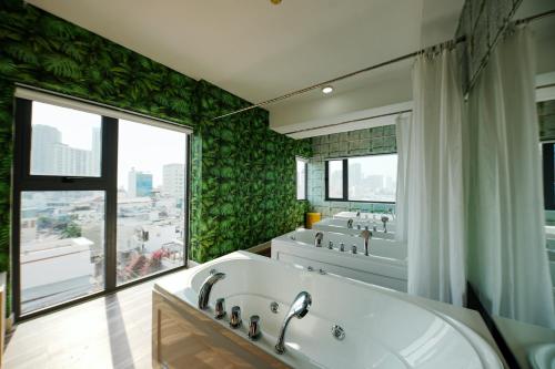 Ένα μπάνιο στο Napoleon Nha Trang Hotel