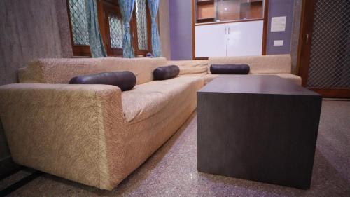 - un salon avec un canapé et une table dans l'établissement The hide away home resort, à Chonp