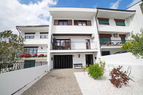 a white apartment building with a courtyard at Casa da Laranja by Quantique in Peso da Régua
