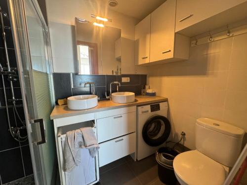 a bathroom with two sinks and a toilet and a shower at Estrella II in Peñíscola